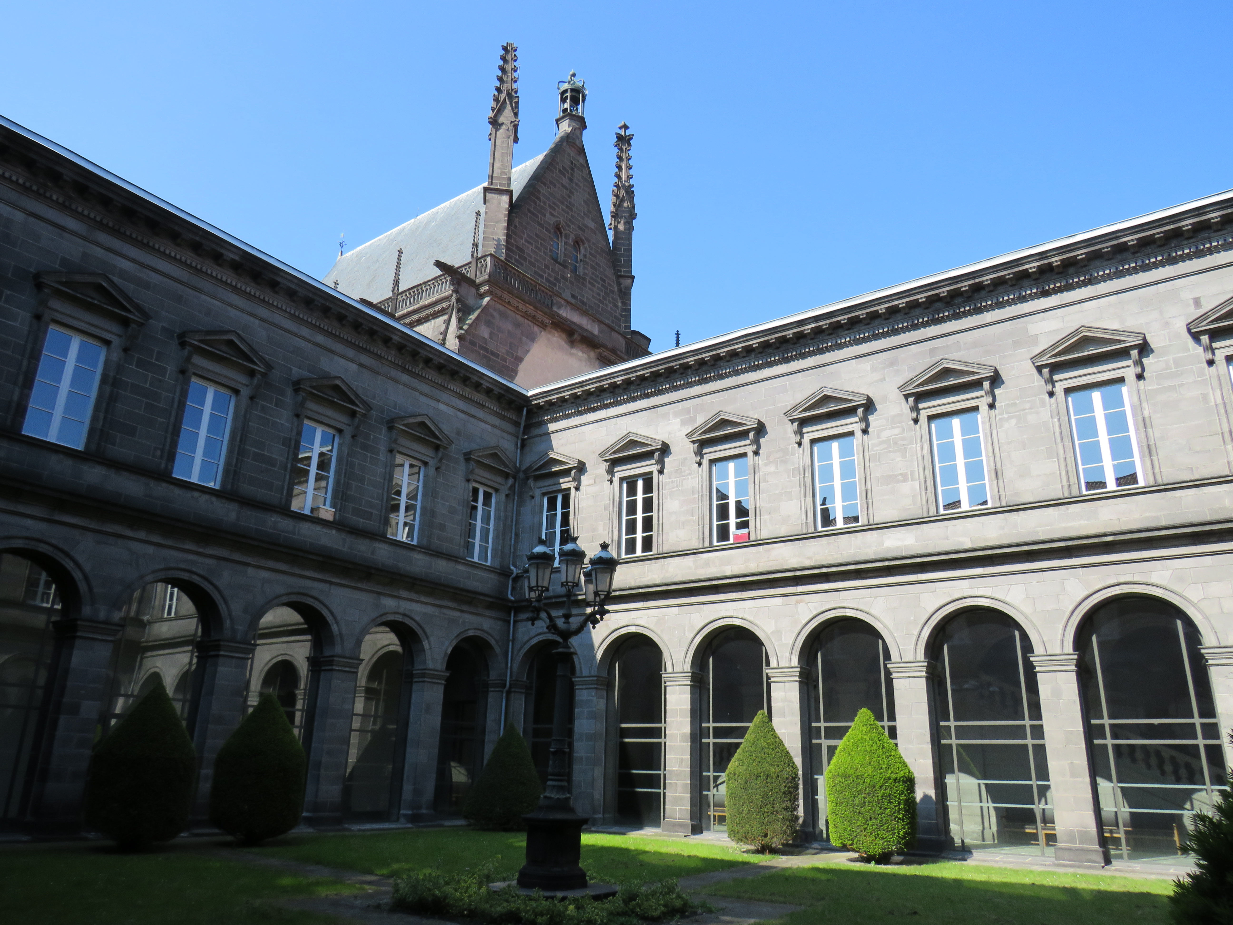 Vue de la cour intérieure et la Sainte Chapelle