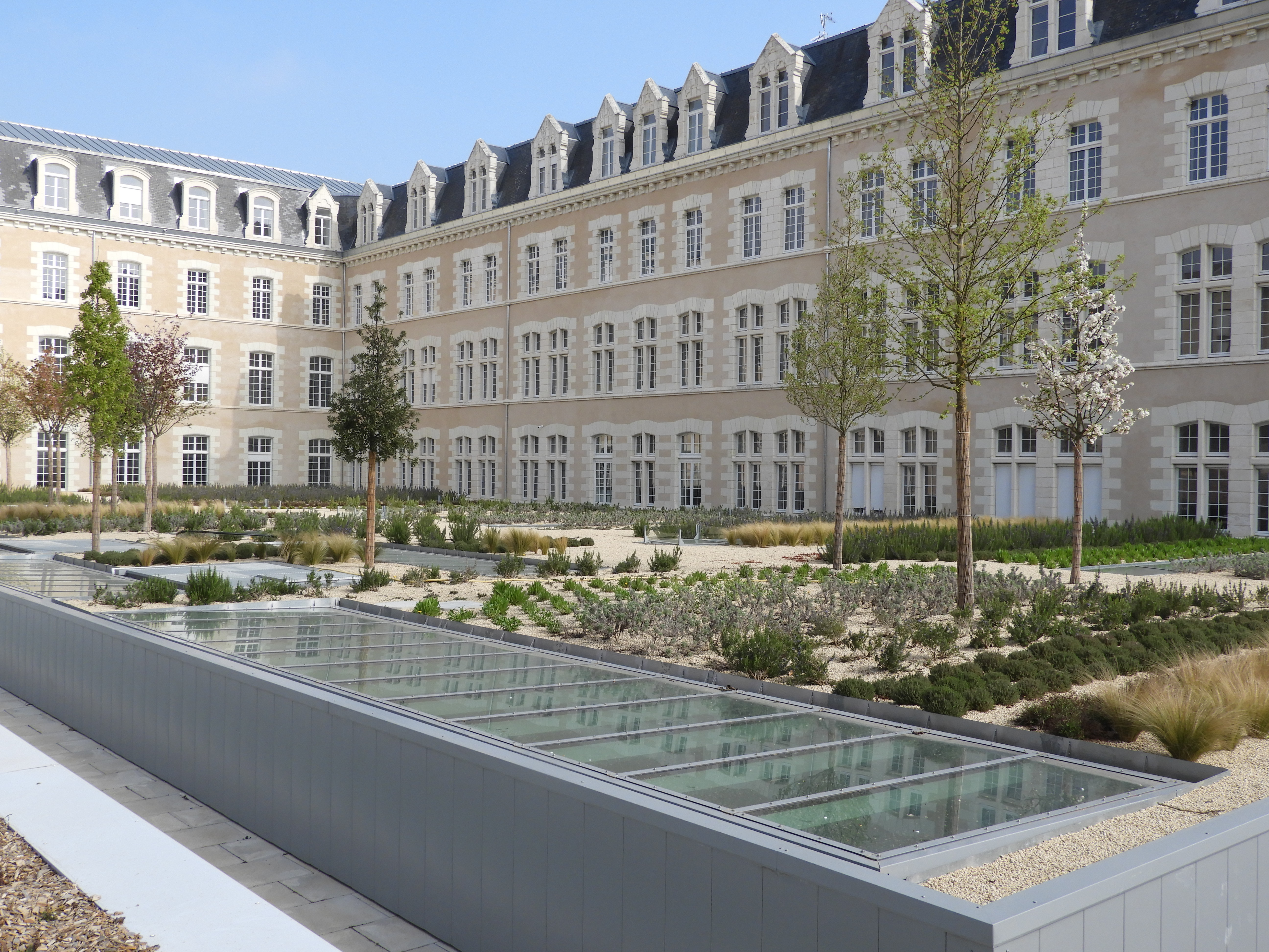 Vue de la cour intérieure du palais de justice de Poitiers