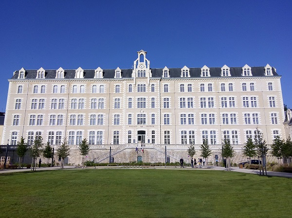 Façade principale du palais de justice de Poitiers