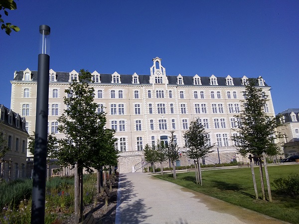 Façade principale du palais de justice de Poitiers