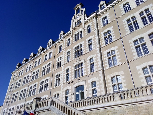 Façade principale du palais de justice de Poitiers - droite