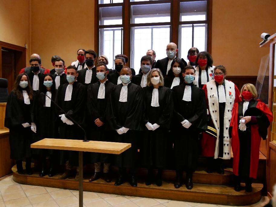 Jeunes avocats entourés des chefs de cour, des magistrats de la cour et des bâtonniers du ressort.