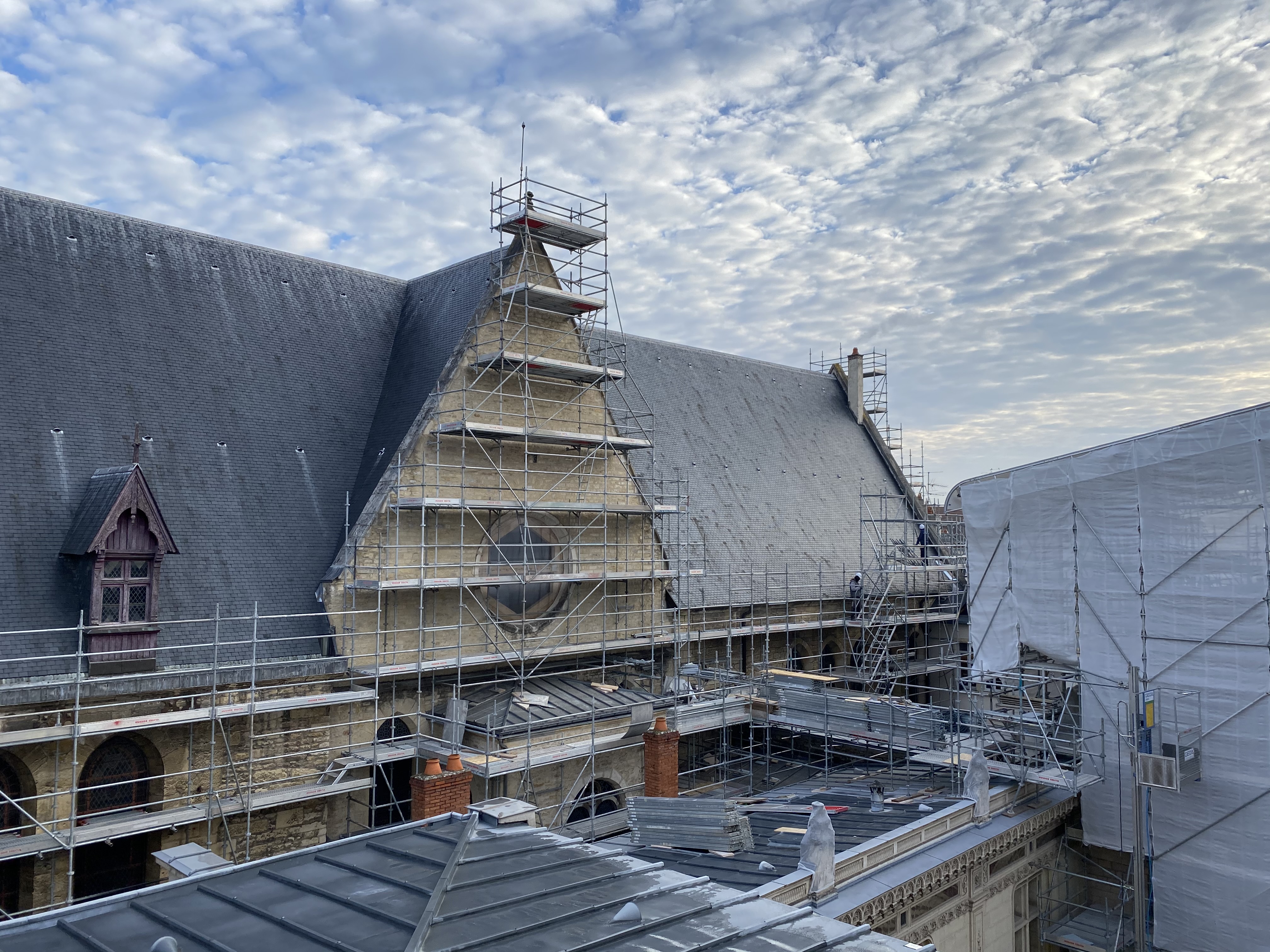 Vue de la cour échafaudée.