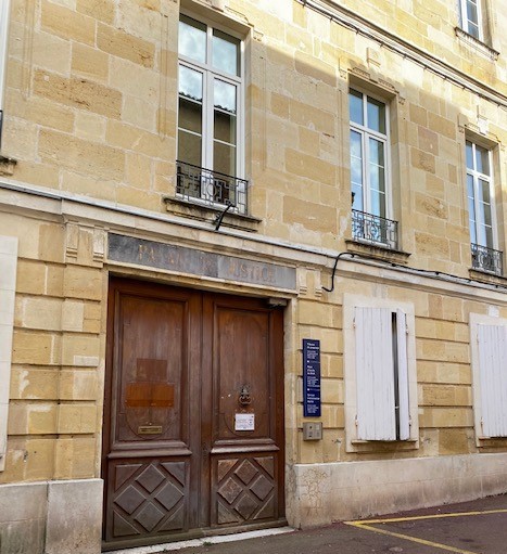 Porte d'entrée du tribunal