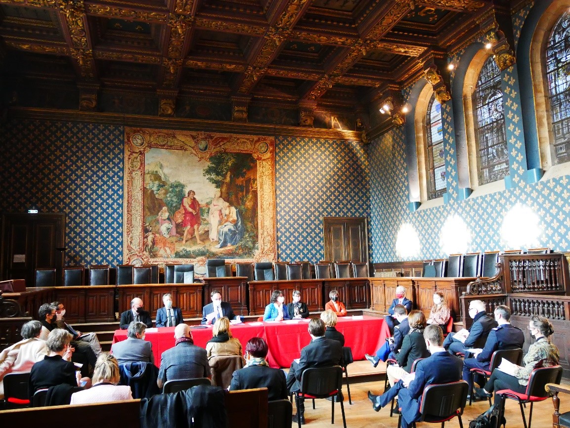 Conseil de juridiction de la cour d'appel de Dijon en la chambre dorée.Les chefs de cour en conférence de presse.