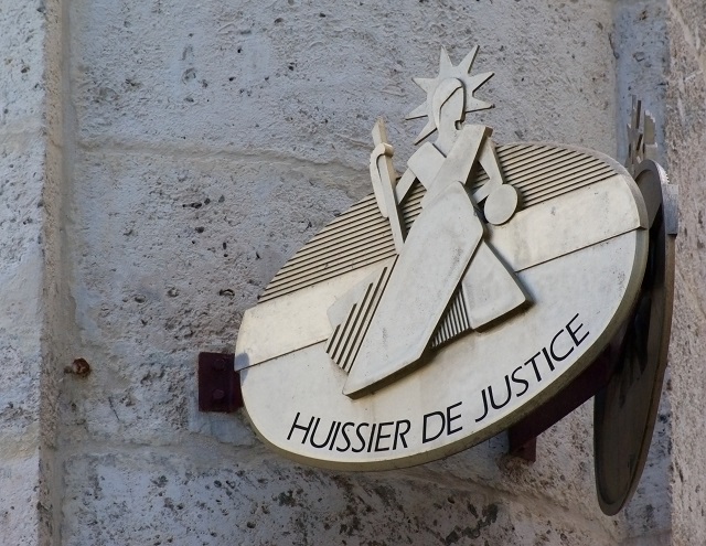 Enseigne d'huissier de justice. Angoulême, Charente, France