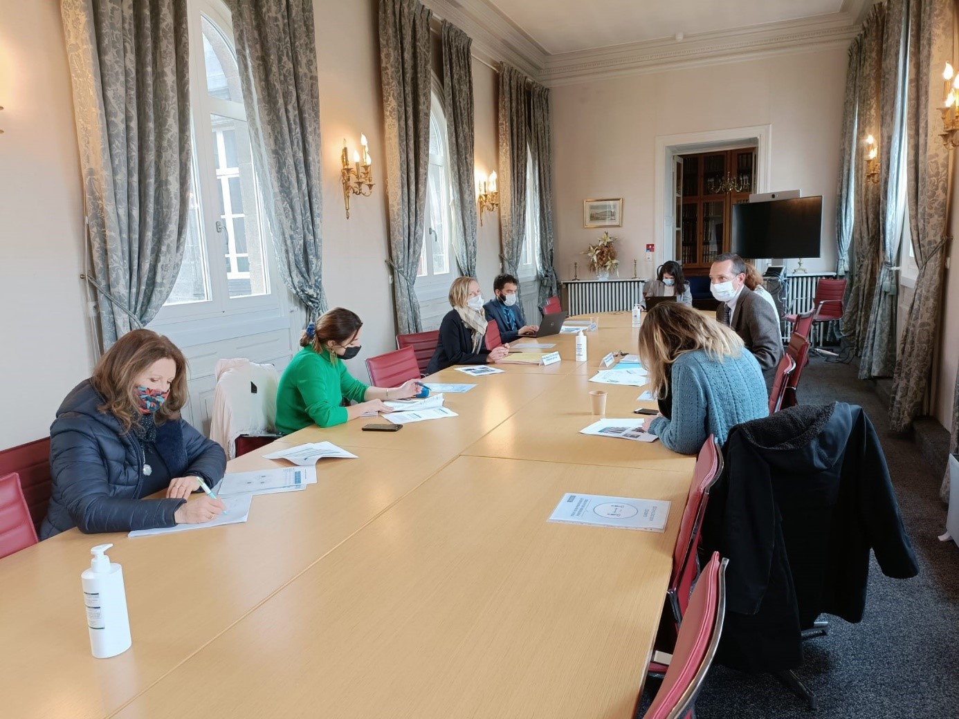 Chefs de cours, secrétaires généraux, cheffe de cabinet et journalistes réunis autour d'une table de réunion