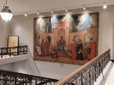 « Histoire de la justice à Toulouse » exposée sur le mur du palier intermédiaire de l’escalier d’honneur de la cour d’appel menant à la salle Minerve