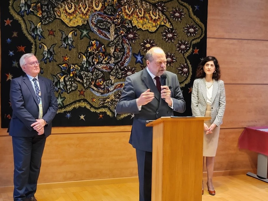 Discours de M. Le Garde des Sceaux Ministre de la justice, Eric DUPOND-MORETTI, aux côtés de Mme Emilie ABRANTES, procureur de la République de Brive-la-Gaillarde (à droite) et de M. François GAUTHIEZ, directeur général du centre hospitalier de Brive-la-Gaillarde (à gauche).