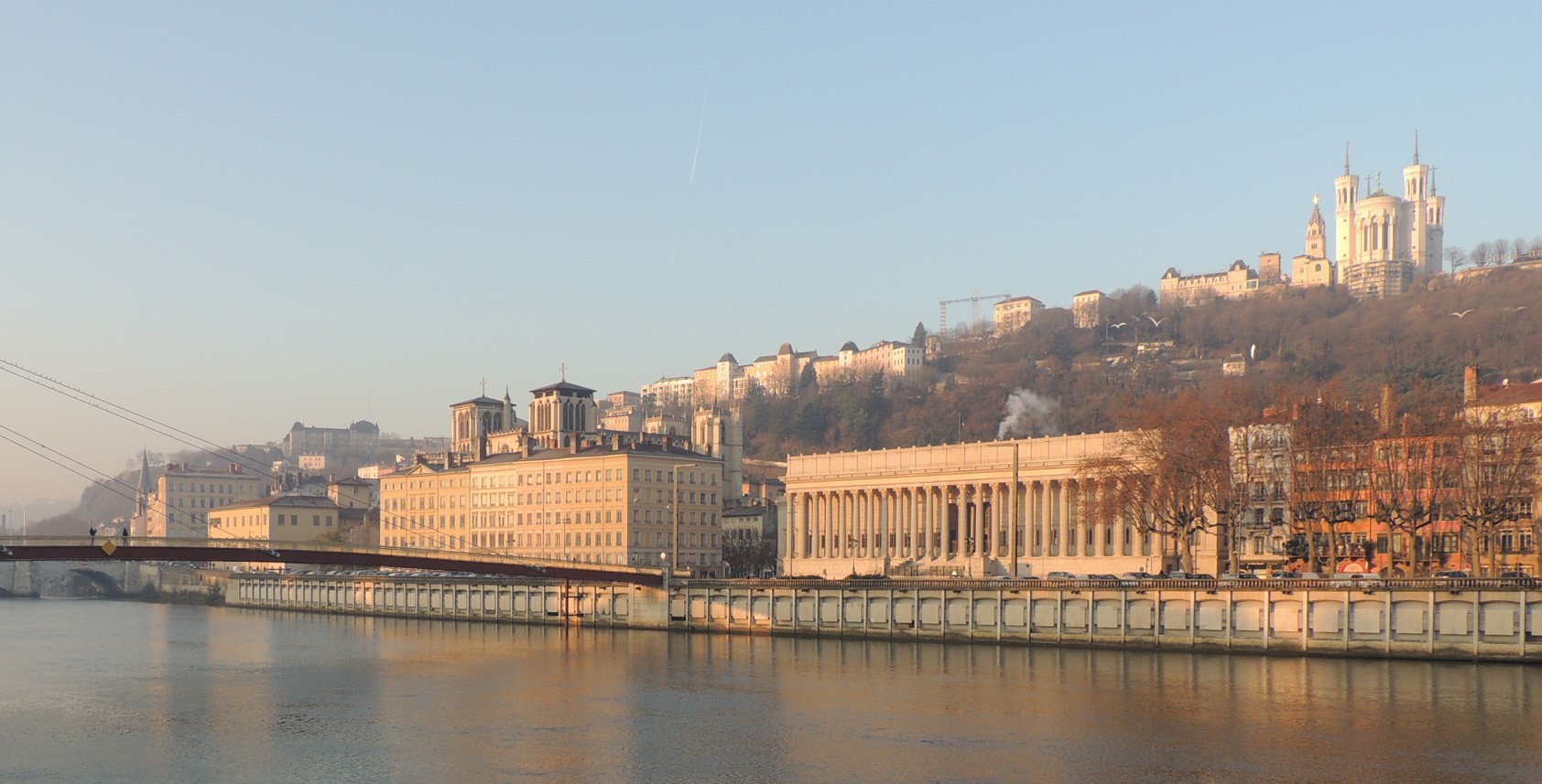 La cour d'appel de Lyon vue de la rive gauche de la Saône