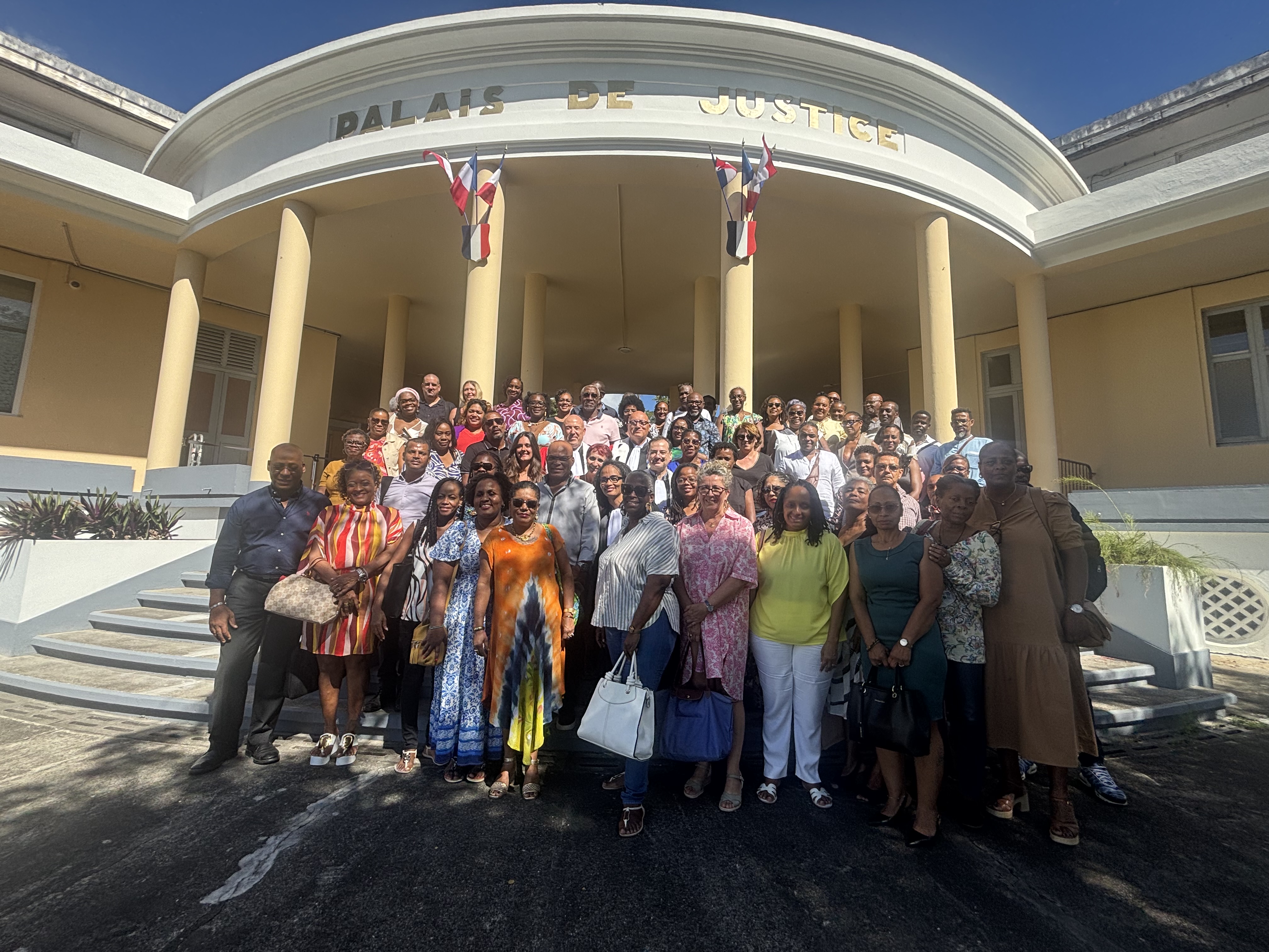 Les 70 agents pénitentiaires sur les parvis du palais
