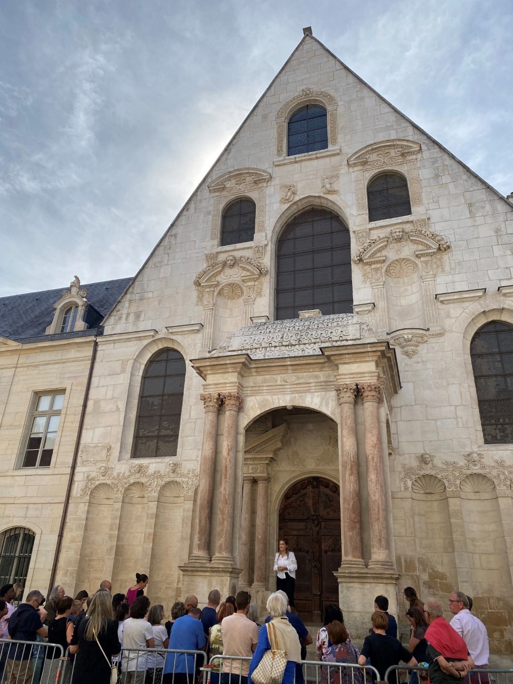 Présentation de la façade de la salle Saint-Louis, actuelle salle des pas perdus.