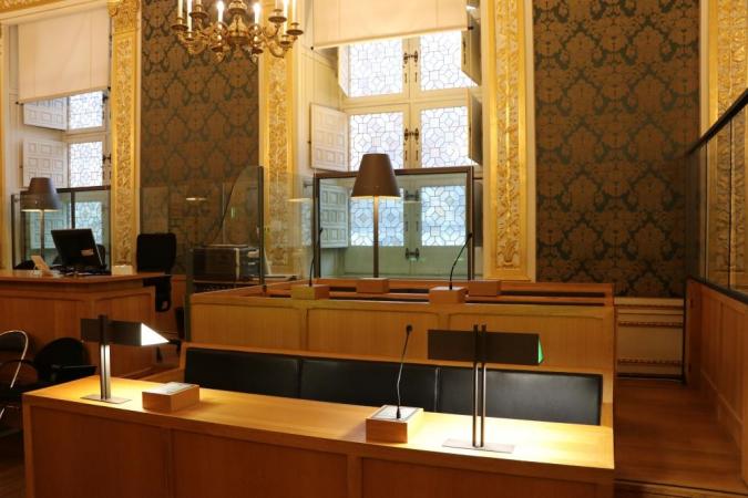 La salle des assises // la place de l'accusé et de son avocat