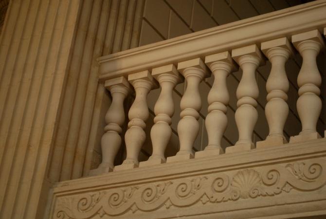 Balustrade de la salle des pas perdus