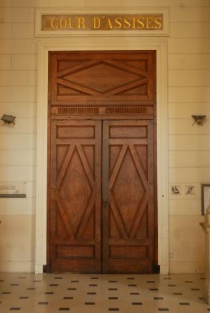 Portes de la cour d'assises du Gard