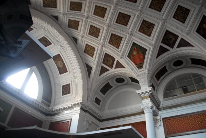 Vue du plafond de la salle des assises