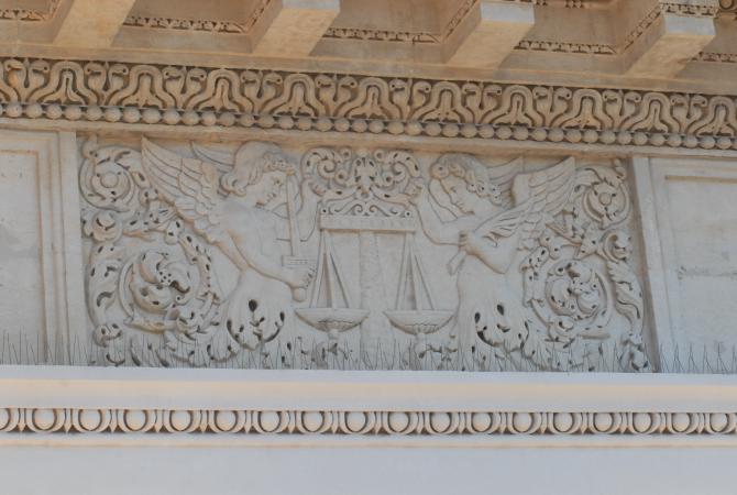 Représentation sur le fronton du palais de justice