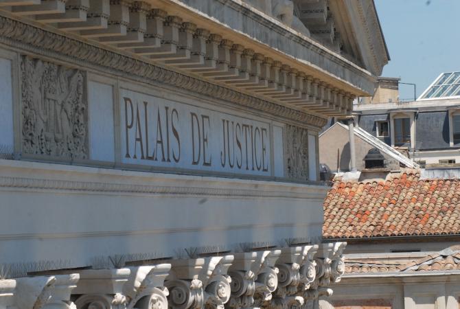 Vue du fronton du palais de justice