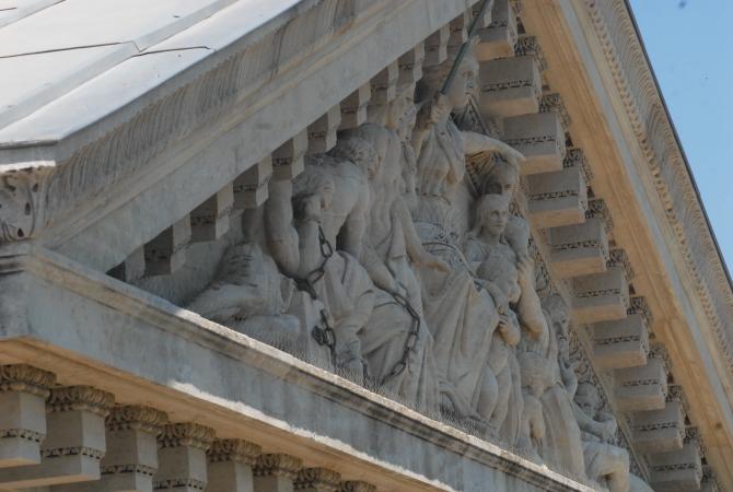 Autre vue du fronton du palais de justice
