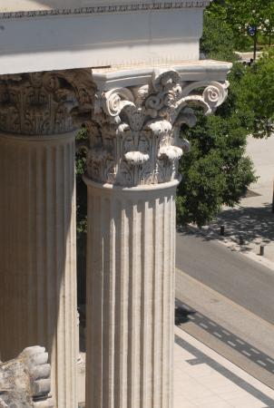 Feuilles d'acanthe et colonnes