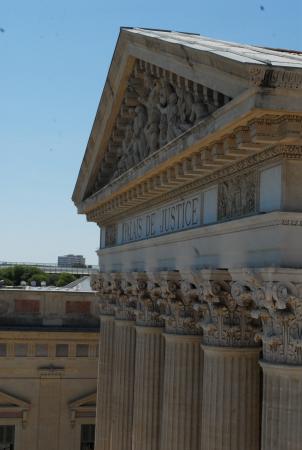 Vue fronton et colonnes