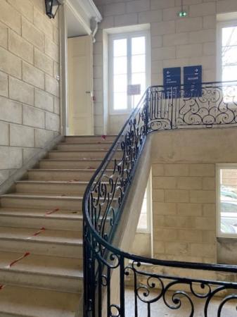 Escalier d'accès au tribunal
