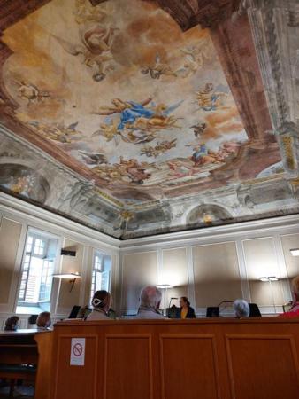 Plafond de la salle d'audience civile (ancienne bibliothèque des Jésuites)