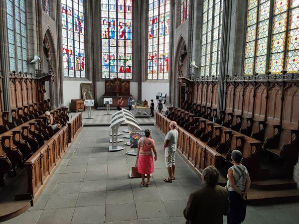 Visiteurs dans la Sainte Chapelle