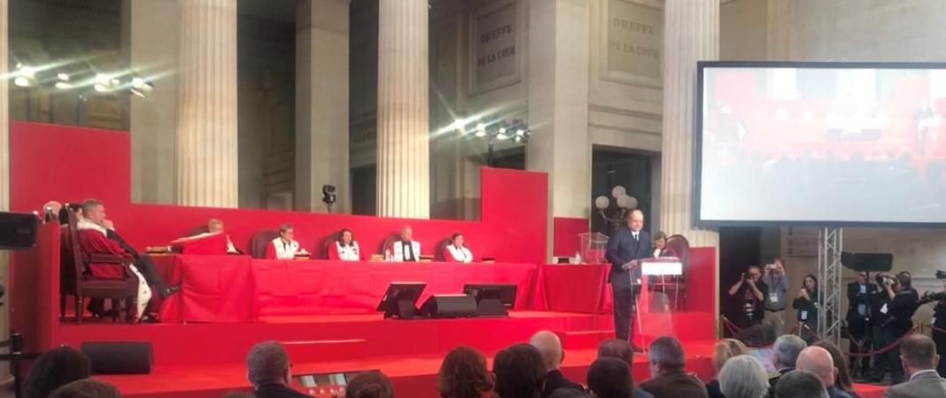 GDS PRONONCANT SON DISCOURS