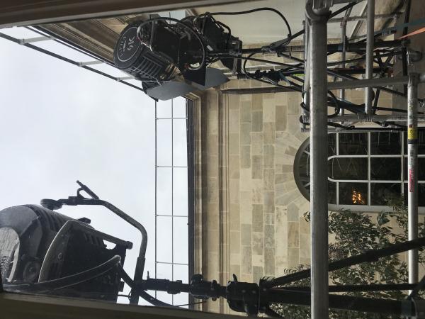 projecteurs dans la cour intérieure