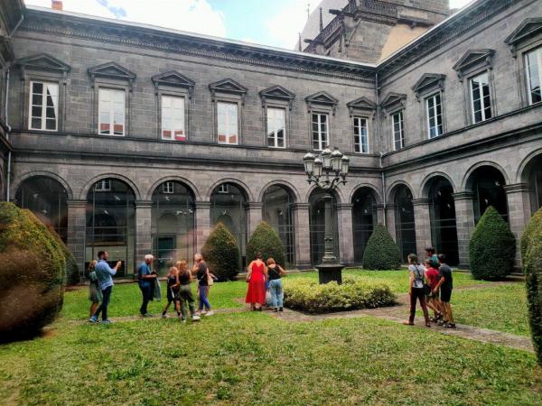 Public dans le patio pour le parcours Olympique