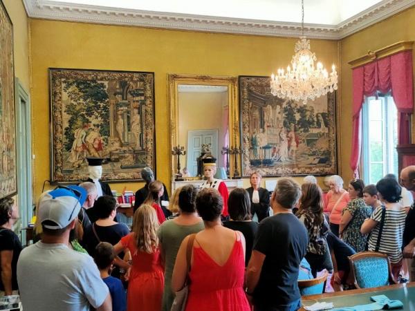 Vue du bureau de la première présidence pour la présentation sur les costumes d'audience