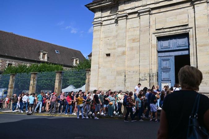 Vue de l'entrée du palais avec un public nombreux