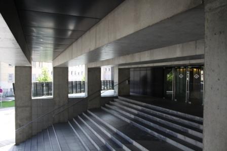 l'entrée du palais de justice