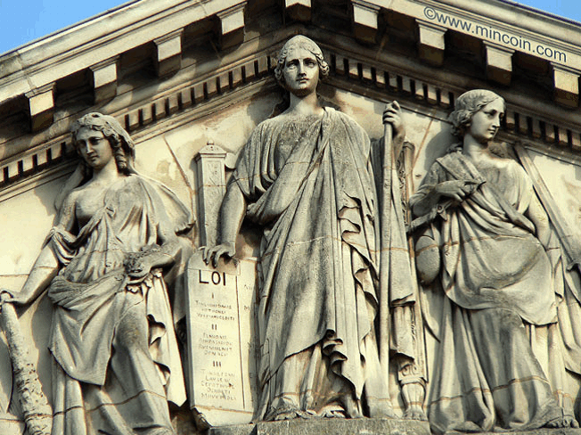 les statues de Charlemagne et de Napoléon.
