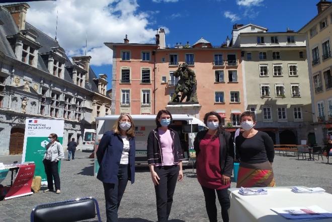 photo de la présidente du CDAD de l’Isère et du tribunal judiciaire de Grenoble Anne Auclair Rabinovitch en présence  de l’équipe de la protection judiciaire de la jeunesse