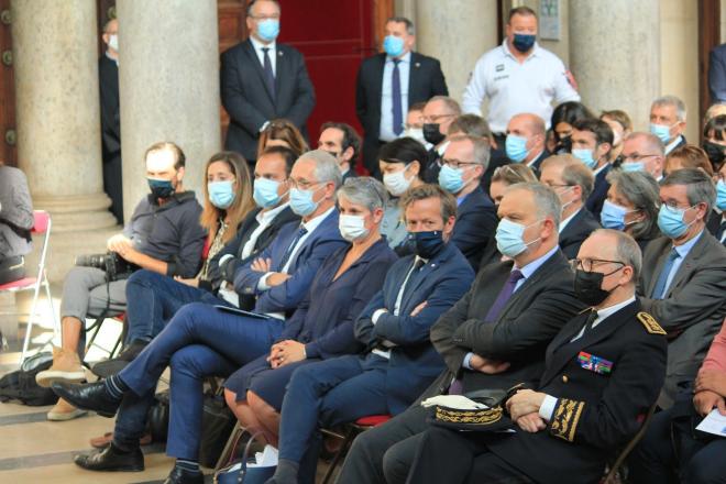 Les députés et sénateurs du Rhône, à droite de la photo : M. Pascal MAILHOS, préfet de région Auvergne-Rhône-Alpes et préfet du Rhône