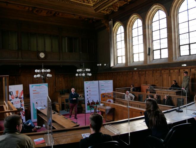 Les cadets dans la salle des assises