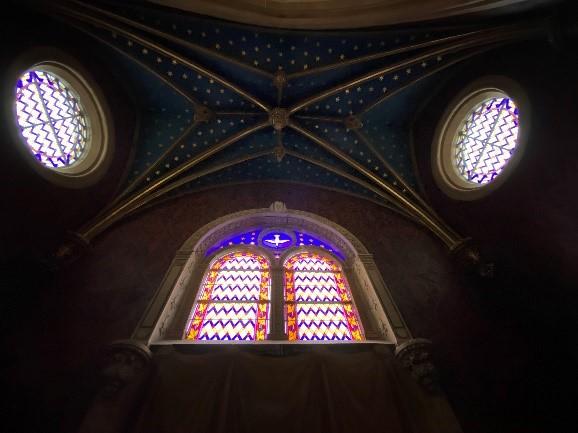Vitraux à l'intérieur de la chapelle