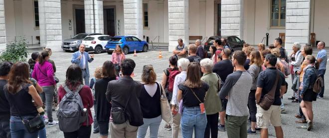 dans la cour du palais