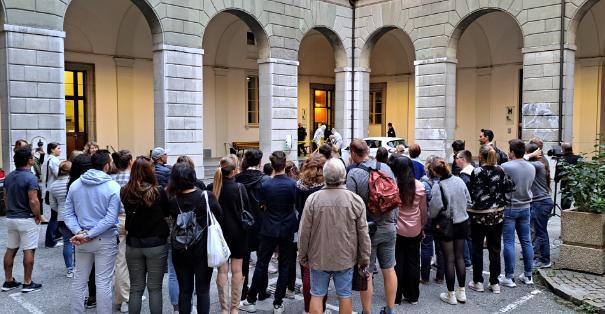 public dans la cour