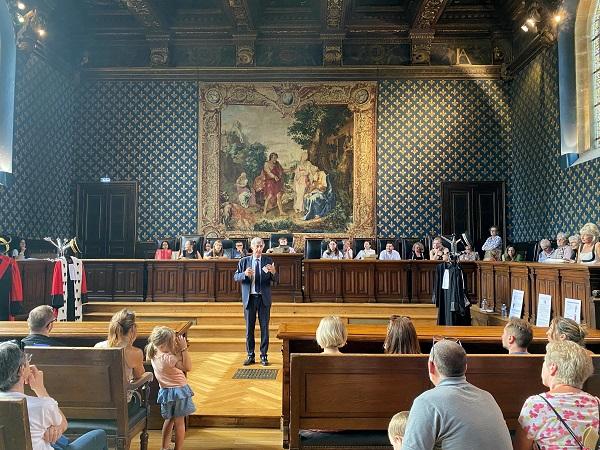 Le premier président présentant la justice civile en chambre dorée