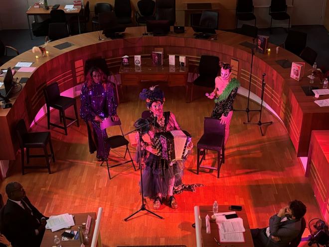 De gauche à droite : Brendra Mour, L’Oiseau Joli et La Biche, artistes de cabaret 