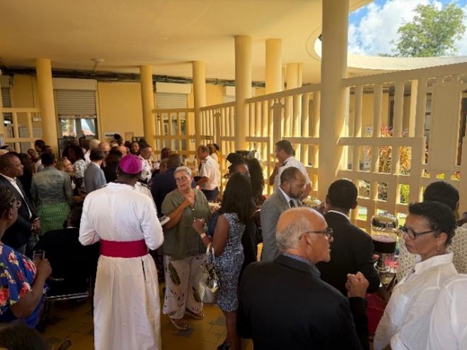 invités devant la salle d'audience