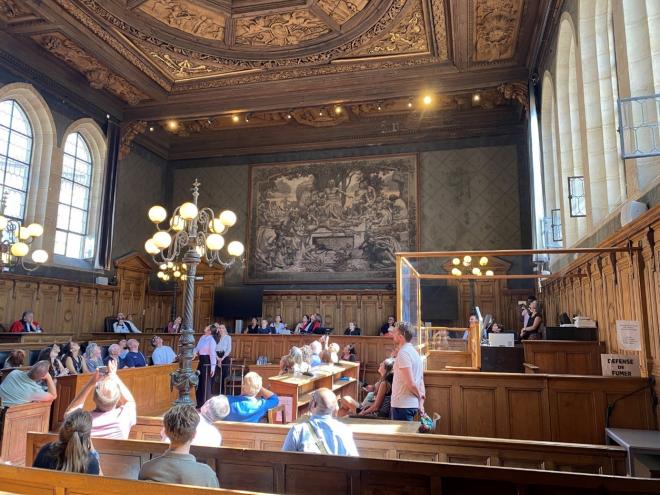 Présentation de la justice pénale en salle des assises.