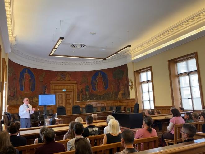 Conférences du procureur général sur l’histoire de la peine de mort en France jusqu’à son abolition et approche historique et comparatiste sur la façon de juger les crimes.