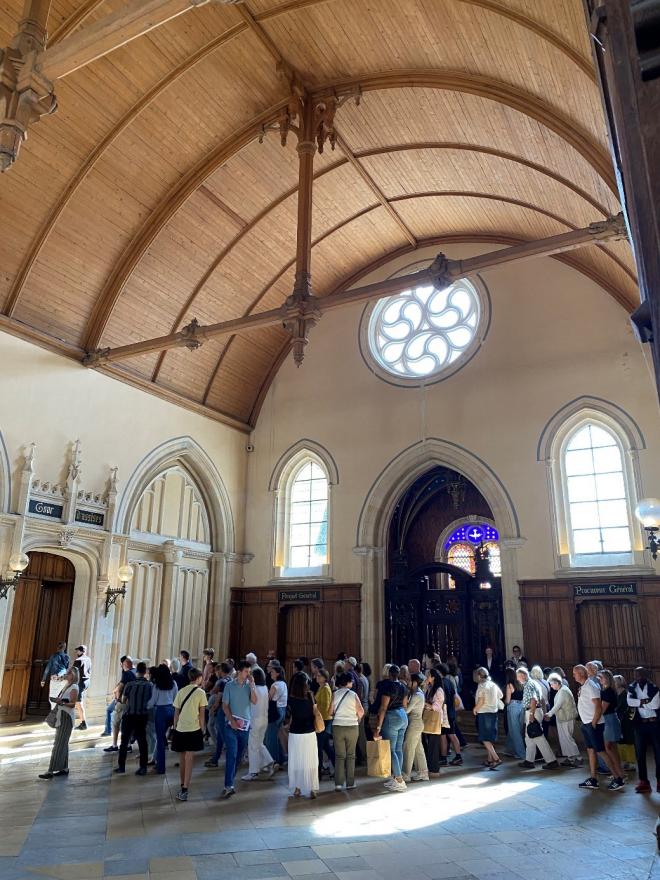 Visite commentée pour un groupe de la salle Saint Louis et sa chapelle.