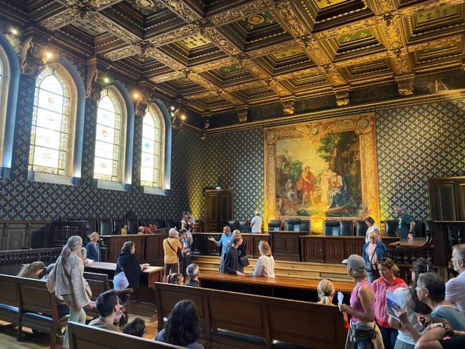 Visite libre de la chambre dorée commentée par le secrétaire général du premier président.
