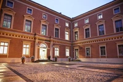 cour d'honneur de la CA de Toulouse de nuit