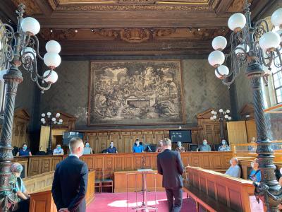 Etudiants du BTS Tourisme présentant la salle des assises.